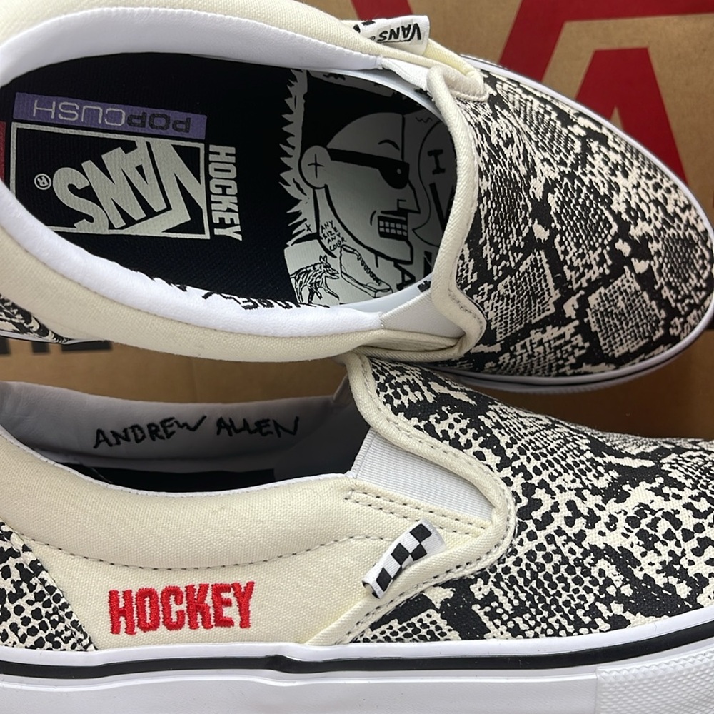 Vans WMNS Skate Slip-On Hockey Skateboards Snake
VN0A5FCA7W1
Sneakers - Picture 14 of 16
